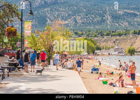 Penticton, Colombie-Britannique / Canada - 7 juillet 2018 : Okanagan Beach et la promenade le long du lac Okanagan sont bondées de touristes et habitants bénéficiant d t Banque D'Images