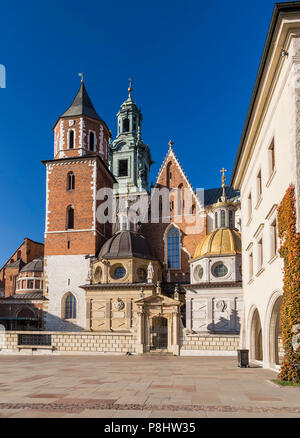 Consigner vos bagages Royal Basilique des Saints Stanislas et Venceslas sur la colline de Wawel Banque D'Images