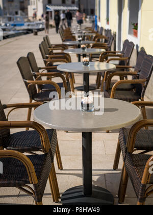 Tables et chaises vides d'un café en Opatija (Croatie) Banque D'Images