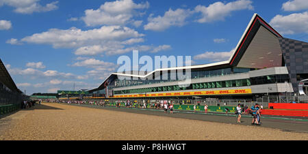 Bâtiment et puits à ailes de Silverstone, Race Control, construit par Buckingham Group Contracting, circuit de Silverstone, Towcester, Northampton NN12 8TL Banque D'Images