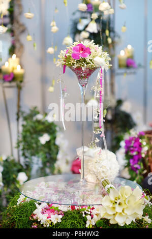 Belle composition d'orchidées blanches et roses Banque D'Images