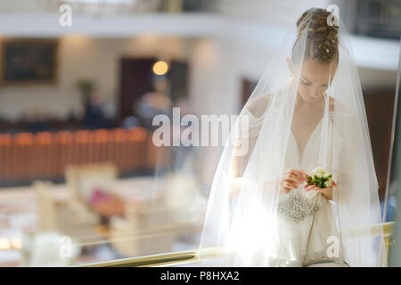 La belle mariée dans un intérieur Banque D'Images