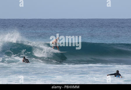 Les surfeurs d'essayer leur sport sur les vagues de l'océan au large de la plage de sable à Halona Cove. Plage de sable fin, Halona Cove, l'île d'Oahu, Hawaii, USA. Banque D'Images