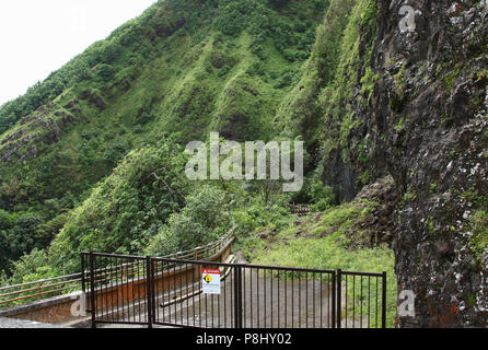 Pali Road. Une très petite partie de la route historique comme vu à Nu'Uanu Pali. L'île d'Oahu, Hawaii, USA. Banque D'Images