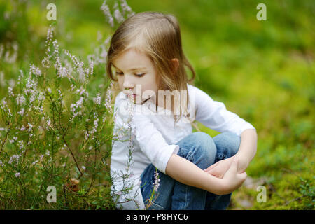 Adorable petite fille marche en forêt sur journée d'été Banque D'Images