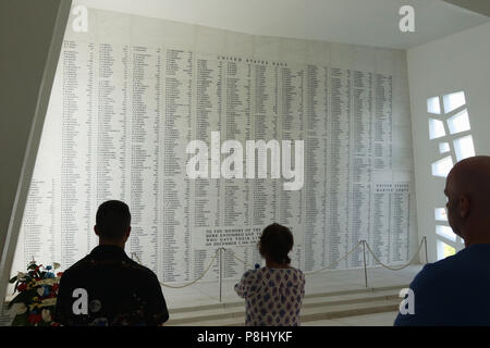 USS Arizona Memorial. Mur des noms. La Deuxième Guerre mondiale, la Vaillance dans le Pacifique National Monument, Pearl Harbor, Honolulu, Oahu, Hawaii, USA. Banque D'Images