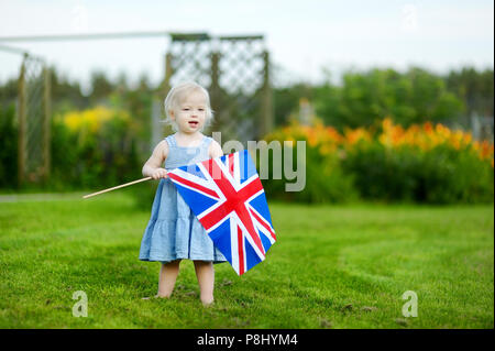 Adorable petite fille avec United Kingdom flag Banque D'Images