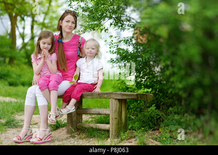 Deux mignonnes petites soeurs et leur mère à l'extérieur Banque D'Images