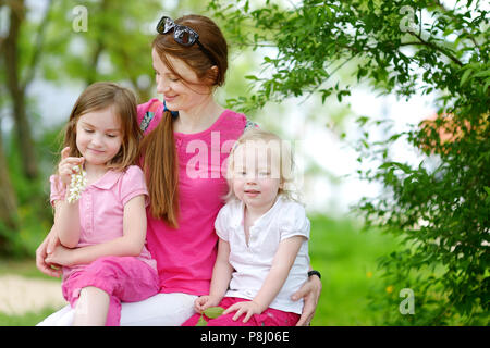 Deux mignonnes petites soeurs et leur mère à l'extérieur Banque D'Images