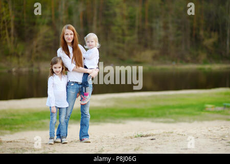 Deux mignonnes petites soeurs et leur mère à l'extérieur Banque D'Images