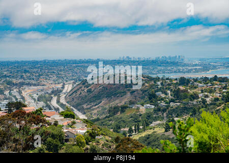 Vue aérienne de la beauté du paysage et la ville autour de La Jolla salon de Mt. Soledad Veterans Memorial National, San Diego, Californie Banque D'Images