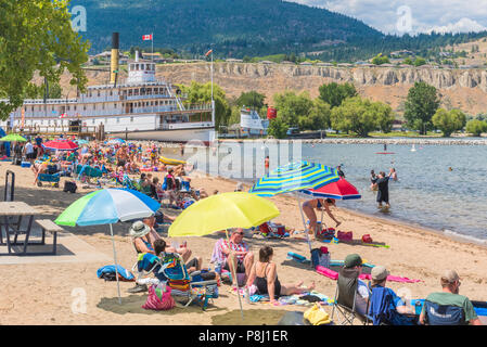 Penticton, Colombie-Britannique / Canada - 7 juillet 2018 : les personnes bénéficiant de l'été à l'Okanagan sunshine Beach, une destination populaire de vacances, avec le son Banque D'Images