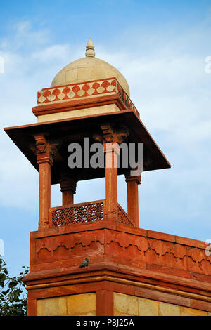 Chhatri de décoration sur la porte d'entrée du tombeau d'Humayun, New Delhi, Inde Banque D'Images