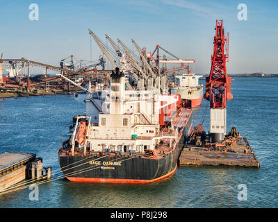 6 avril 2018 : Rotterdam, Pays-Bas - transporteur de vrac du Danube au Port de Rotterdam sur un matin de printemps ensoleillé avec ciel bleu clair. Banque D'Images