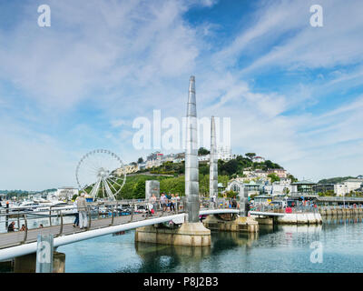 21 Mai 2018 : Torquay, Devon, UK - La passerelle du millénaire et de l'English Riviera roue. Banque D'Images