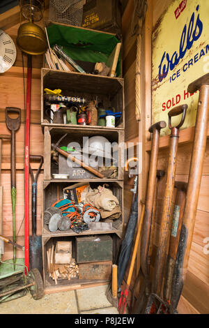 Vue rapprochée d'outils de jardin et l'image de fond, à l'intérieur de la protection du bois sur l'affichage - Gabriel Ash stand du commerce, RHS Flower Show de Chatsworth, Derbyshire, Angleterre, Royaume-Uni. Banque D'Images