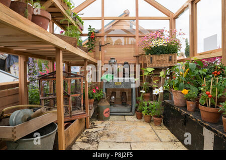 Vue de l'intérieur d'émissions (plantes en pots, vintage chauffage) sur l'affichage - Gabriel Ash stand du commerce, RHS Flower Show de Chatsworth, Derbyshire, Angleterre, Royaume-Uni. Banque D'Images