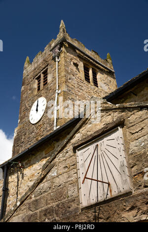 Royaume-uni, Angleterre, dans le Yorkshire, Swaledale, Muker, Eglise St Mary the Virgin, 1997 sundial on porch Banque D'Images