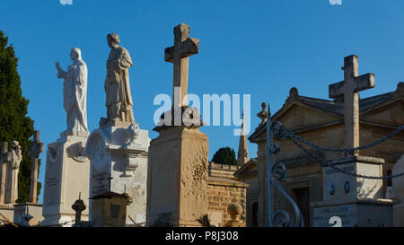 Marbre et statues en pierre et les croix dans la cimetière Addolorata, Malte Banque D'Images