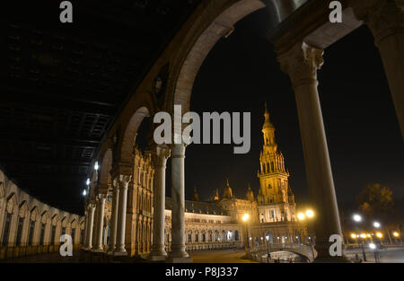 Les lumières de la nuit sur la Plaza de España, Séville, Espagne Banque D'Images