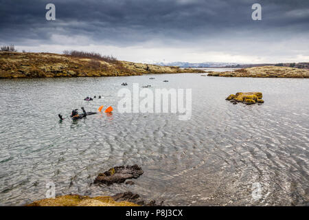 La plongée la Fissure Silfra S.p.a. Le Parc National de Thingvellir en Islande Banque D'Images