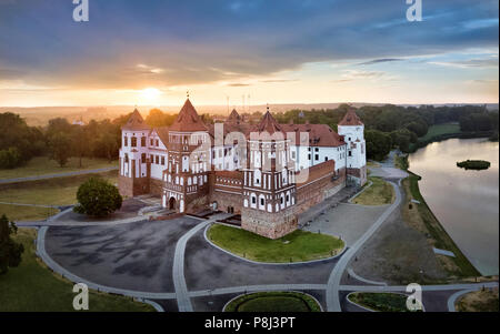 Vue aérienne du château de Mir au sunrise, Bélarus Banque D'Images