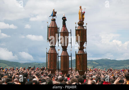 GUBBIO, ITALIE - 15 MAI 2016 : La célèbre Festa dei Ceri sur la place principale de Gubbio, en Ombrie Banque D'Images