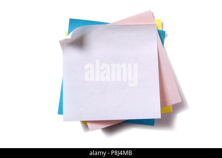 Tas désordonné de diverses couleurs sticky notes post isolated on white Banque D'Images