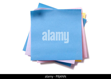 Tas désordonné de diverses couleurs sticky notes post isolated on white Banque D'Images