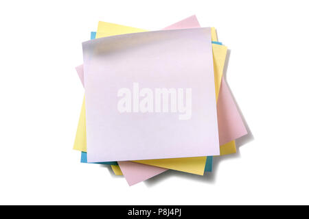 Tas désordonné de diverses couleurs sticky notes post isolated on white Banque D'Images