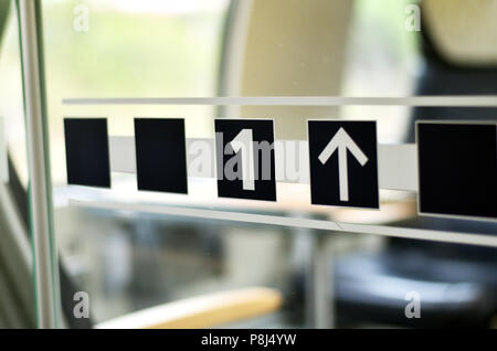 Porte en verre dans un compartiment de train avec un 1 en première classe et d'une flèche symbolisant Banque D'Images