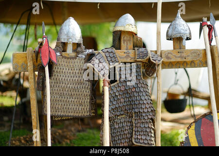 Armure médiévale en cuir, casques métalliques et des lances Banque D'Images