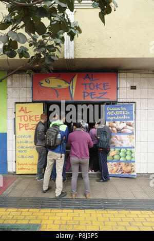 Toke Al Pez, street food bar, Lima, Pérou. Banque D'Images