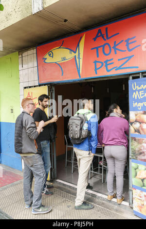 Toke Al Pez, street food bar, Lima, Pérou. Banque D'Images