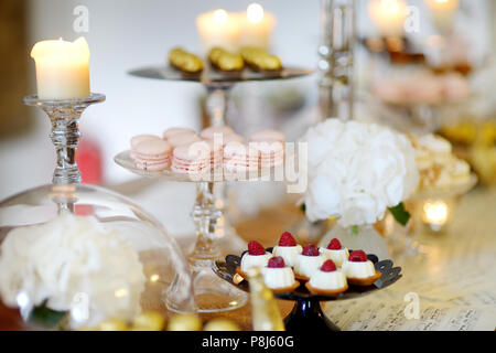 De beaux desserts, sucreries et bonbons table à réception de mariage ot autre événement Banque D'Images