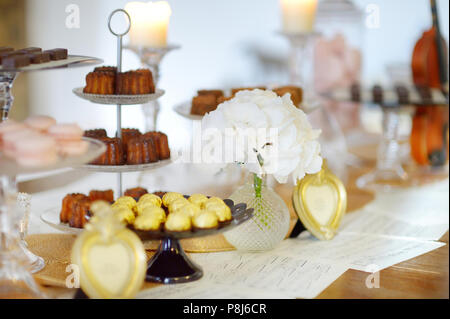 De beaux desserts, sucreries et bonbons table à réception de mariage ot autre événement Banque D'Images
