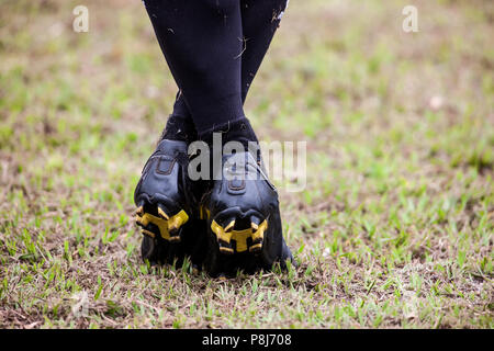 POINTNOIRE/CONGO - 18MAI2013 - joueur de rugby amateur pour réchauffer Banque D'Images