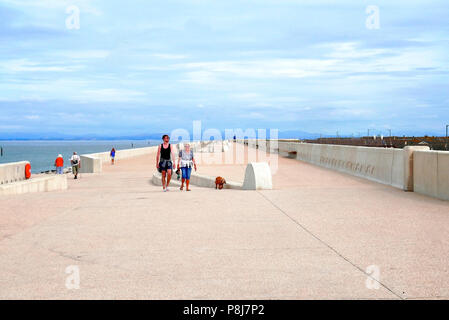 Les gens qui marchent le long du mur de défense de la mer Rossall à Fleetwood Lancashire,ouvert,2018 Banque D'Images