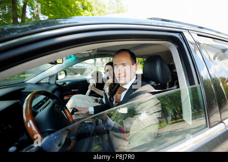 Bride and Groom sitting in a car Banque D'Images