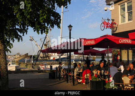 Un vélo rouge est suspendu sur le mur au-dessus du restaurant italien "Le Voleur de bicyclette", shabby-chic coin sur le bord de l'eau à Bishop's Landing. Banque D'Images