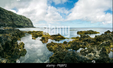 Vue panoramique de la plage de Ponta do Bacelo, une roche volcanique de la formation à l'eau thermale naturelle des piscines. L''île de São Miguel, Açores, Portugal. Banque D'Images