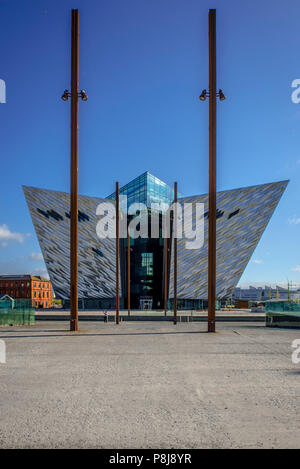 Le Titanic Museum sur le site de l'ancien chantier naval Harland & Wolff dans le Titanic Quarter, architecte Eric Kuhne, façade nord Banque D'Images