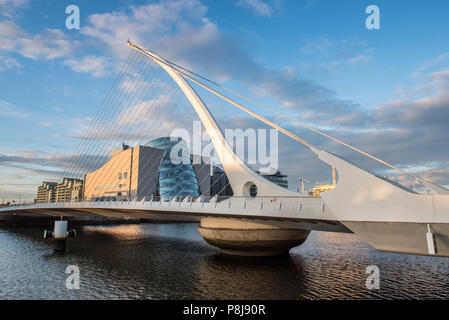 Samuel Beckett Bridge, pont à haubans pont tournant et sur la rivière Liffey, l'architecte Santiago Calatrava, Dublin Banque D'Images