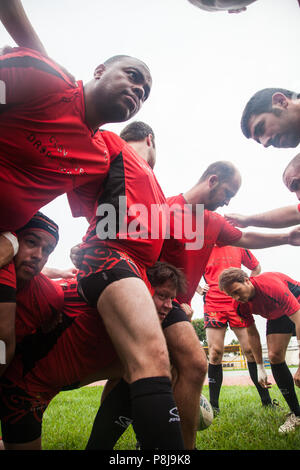 POINTNOIRE/CONGO - 18MAI2013 - Équipe d'amis amateurs de rugby Banque D'Images