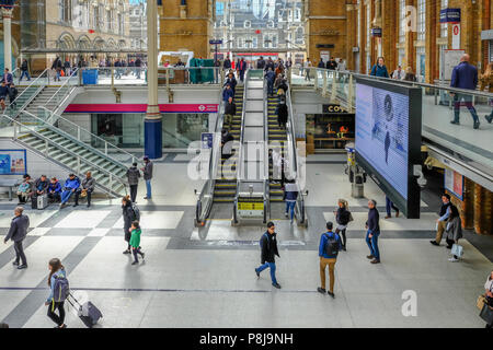 Liverpool Street, London, UK - 6 Avril, 2018:les gens sur l'escalator près de l'entrée à la gare de Liverpool Street. Banque D'Images