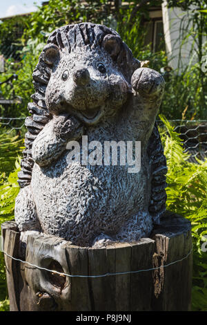 Belle petite statue de jardin d'une forme hedgehog en Allemagne Banque D'Images