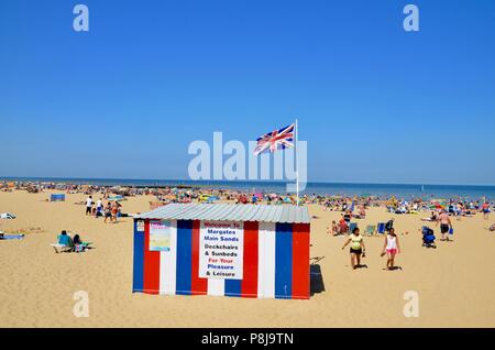 Rouge Blanc et bleu, avec des rayures de l'union, plage de margate kent UK Banque D'Images