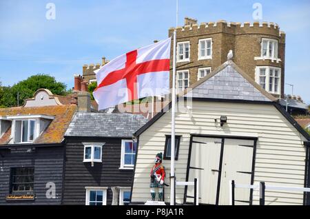 Drapeau anglais en face de Bleak House broadstairs kent UK Banque D'Images