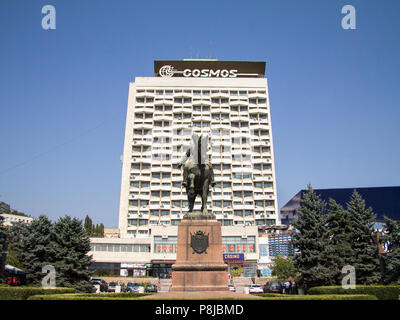 CHISINAU, MOLDOVA - 11 août 2015 : Statue d'un chef militaire soviétique et Grigori Kotovski face à l'ancien hôtel soviétique Cosmos, l'un des points de repère o Banque D'Images