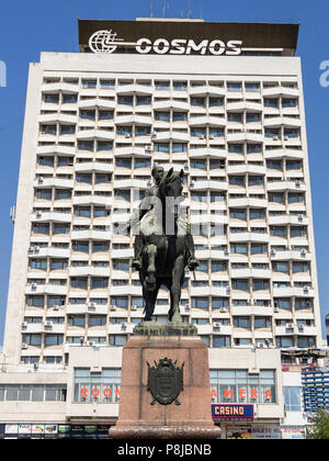 CHISINAU, MOLDOVA - 11 août 2015 : Statue d'un chef militaire soviétique et Grigori Kotovski face à l'ancien hôtel soviétique Cosmos, l'un des points de repère o Banque D'Images